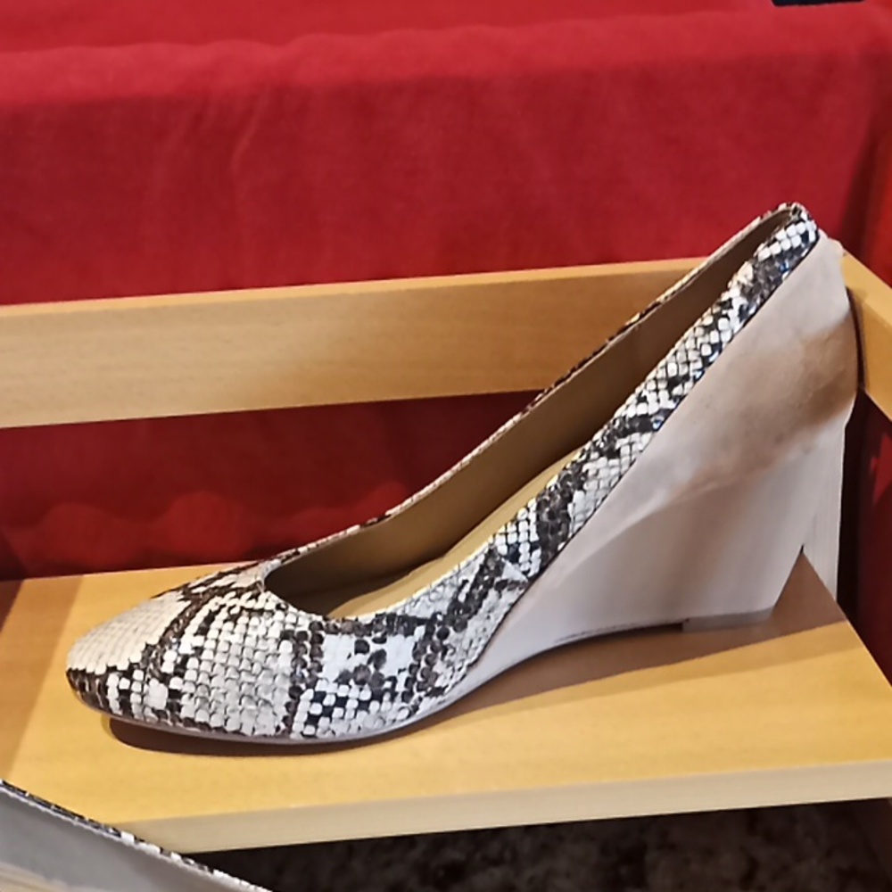 Violet & Red Snakeskin Wedges. NWOT. Never Been Worn. PERSIA Size 7M. - Picture 2 of 16